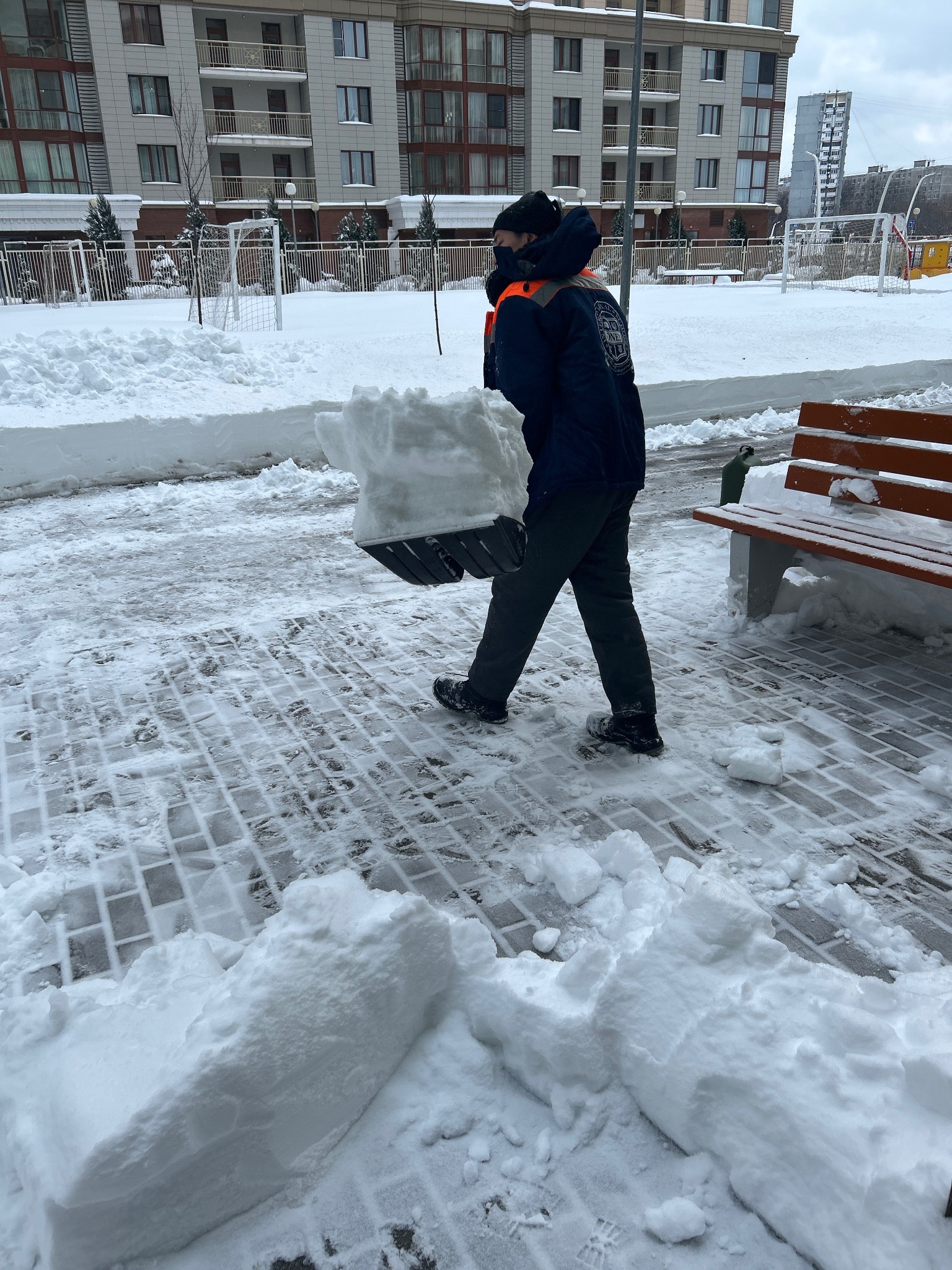 Уборка территории зимой